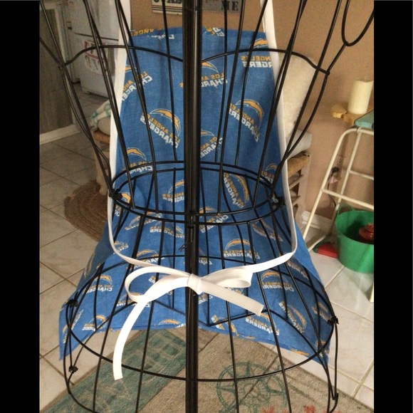 Child size LA chargers apron - Picture 4 of 5